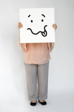 afiş ile gülen yüz tutan kadın