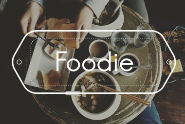 lezzetli yemekleri masasi