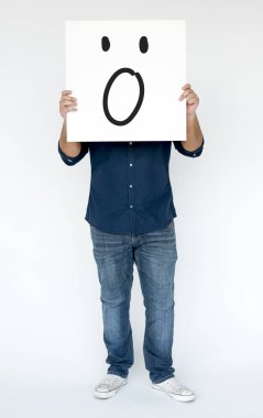 afiş ile şok yüz tutan adam  