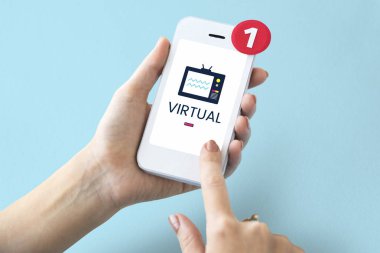 Akıllı telefon kullanan kişi.