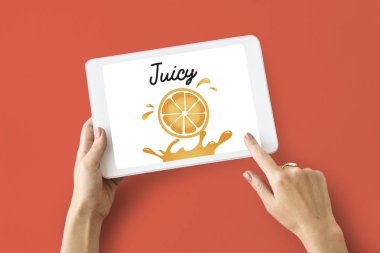 kişi holding dijital tablet