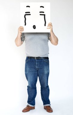 yüz ağlama ile afiş tutan adam