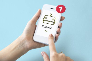 Akıllı telefon kullanan kişi.
