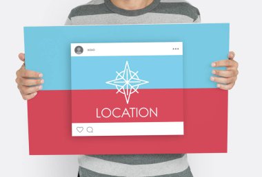 Elinde bayrak tutan adam 