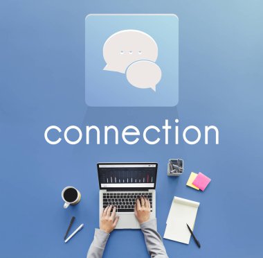 dizüstü bilgisayar ile masada çalışan kişi