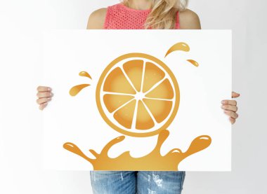 Holding ve afişini gösterilen kişi