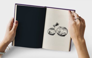 Kadın kitap okuyor.