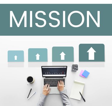 dizüstü bilgisayar ile masada çalışan kişi