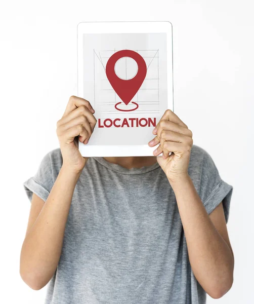 Dijital tablet tutan kadın 