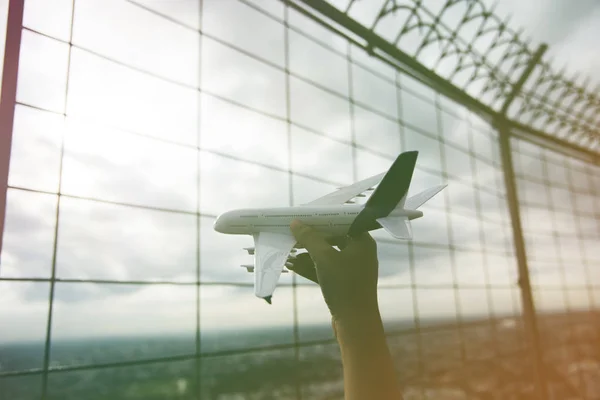 Mão segurando brinquedo avião — Fotografia de Stock