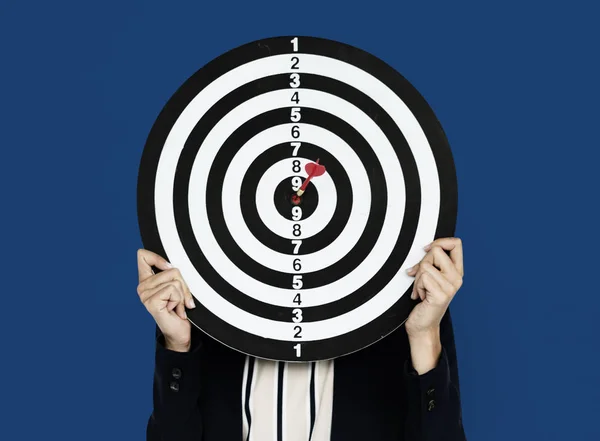 Dardos bordo Bullseye em mãos — Fotografia de Stock