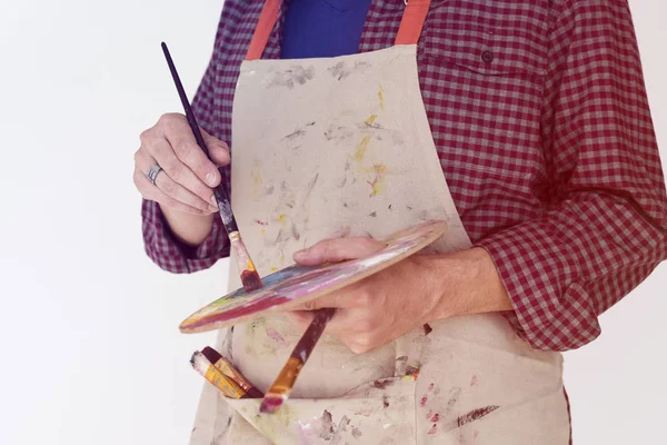 Sanatçı adam boya fırçası ile — Stok fotoğraf