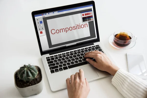 Eller dizüstü bilgisayarda çalışıyor