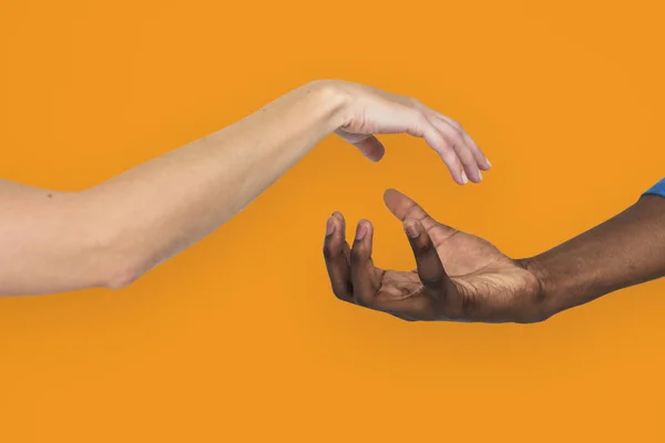 Мультиэтнические руки — стоковое фото