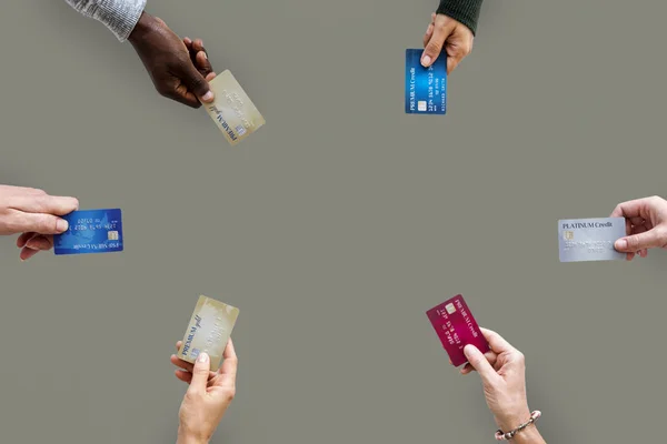 Manos con tarjetas de crédito — Foto de Stock