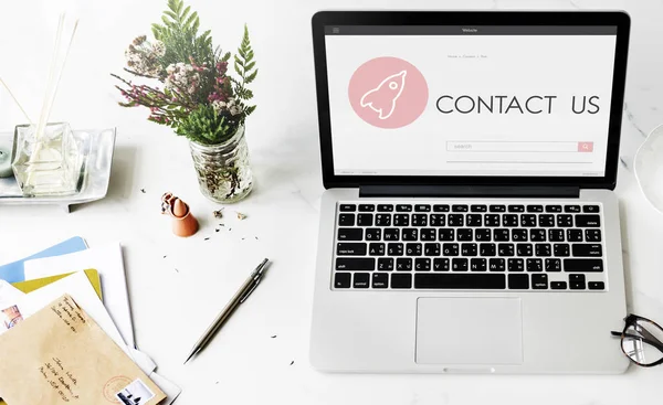 çalışma alanı tablo üstünde laptop