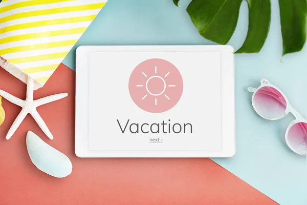 Tableta digital y vacaciones de verano — Foto de Stock