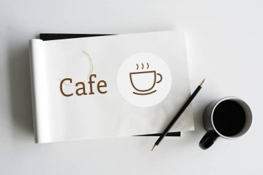 boyama kitabı ve kahve fincanı