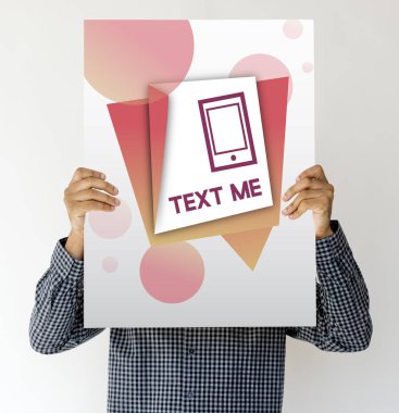 Holding ve afişini gösterilen kişi