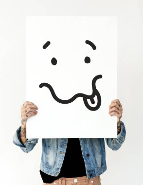 Holding ve afişini gösterilen kişi