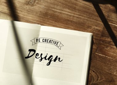 ahşap masa ve açıldı metin kitap