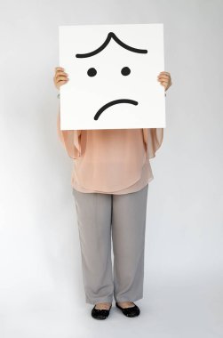 afiş ile üzgün yüz tutan kadın