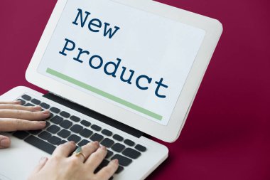 Dizüstü bilgisayarda yazan kadın klavyesi