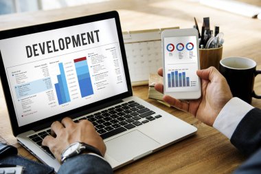 Dizüstü ve Akıllı Telefon Kullanan Adam