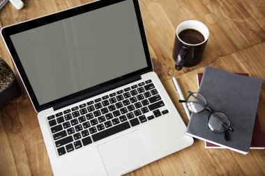 Açık tablo üstünde laptop