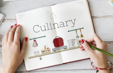 Not defterinde yazılı kadının elleri 