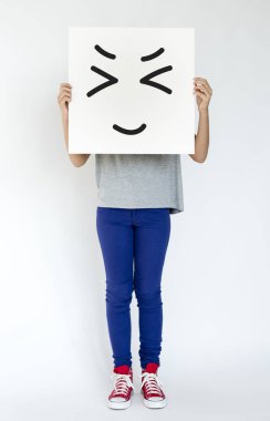 afiş ile gülen yüz tutan kadın