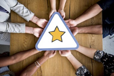 İnsanlar holding afiş