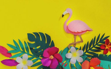 çiçekler ve origami pembe flamingo