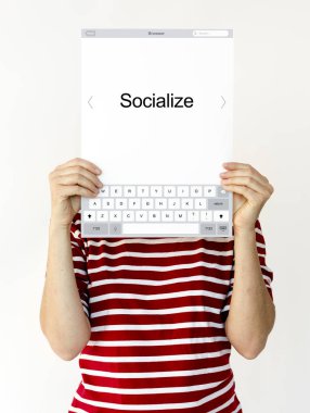 Holding ve afişini gösterilen kişi