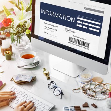 bilgisayar ile çalışan kadın