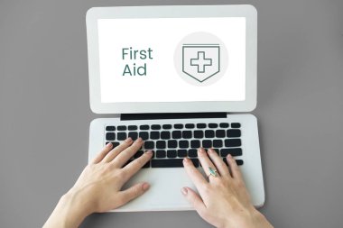 Dizüstü bilgisayarda yazan kadın klavyesi