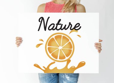 Holding ve afişini gösterilen kişi