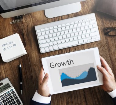 Dijital tablet kullanan işadamı