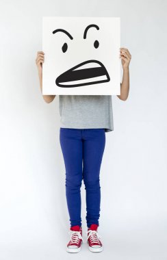 afiş ile agresif yüz tutan kadın 