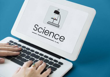 Dizüstü bilgisayarda yazan kadın klavyesi