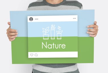 Elinde bayrak tutan adam 