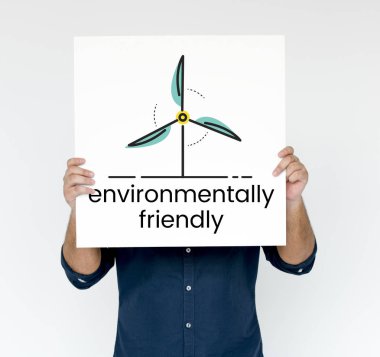 Elinde bayrak tutan adam