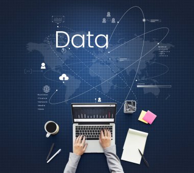 dizüstü bilgisayar ile masada çalışan kişi