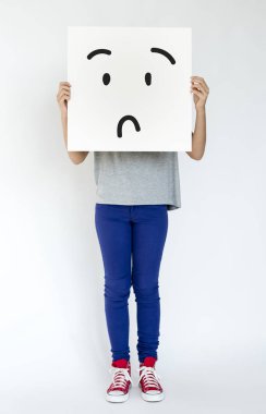 afiş ile karışık yüz tutan kadın