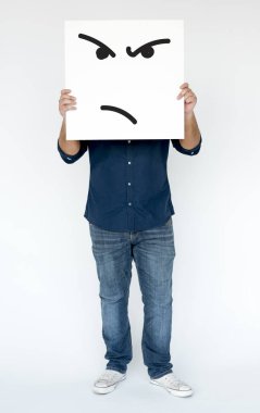 afiş ile agresif yüz tutan adam 