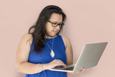 Dizüstü bilgisayar kullanan kadın 