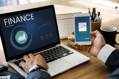 Dizüstü ve Akıllı Telefon Kullanan Adam