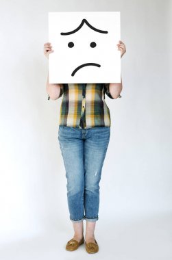 afiş ile üzgün yüz tutan kadın