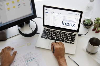 dizüstü bilgisayar ile çalışma alanı tablosu