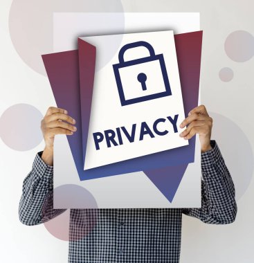 Holding ve afişini gösterilen kişi